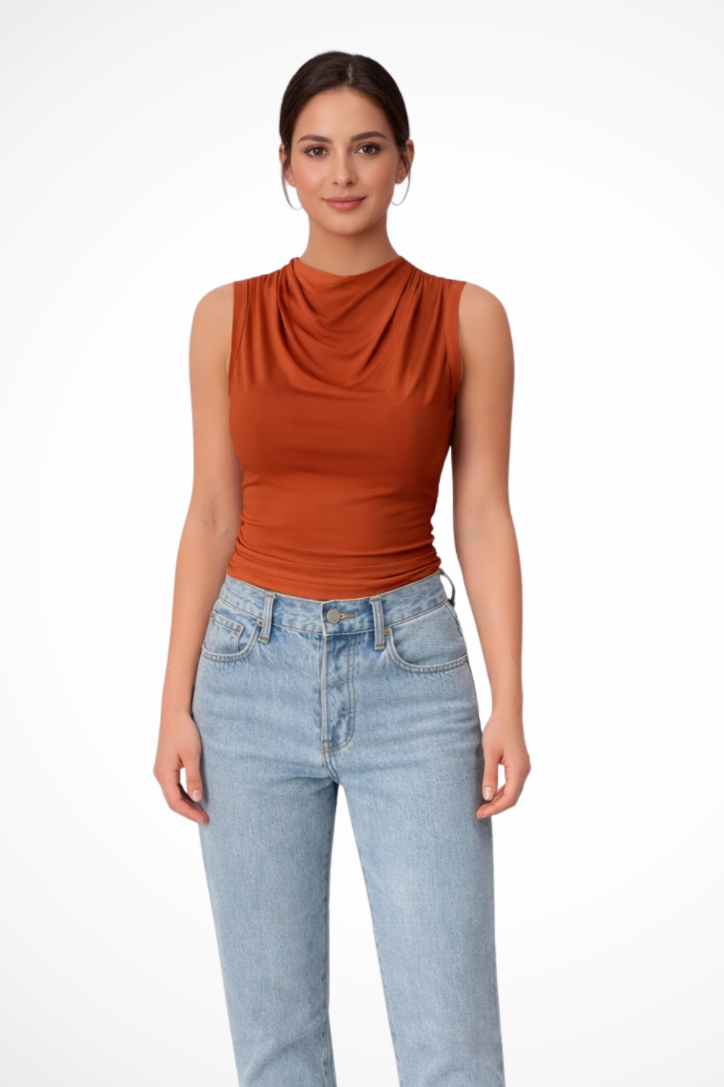 ELARA – Top sin mangas con cuello drapeado y peplum elegante