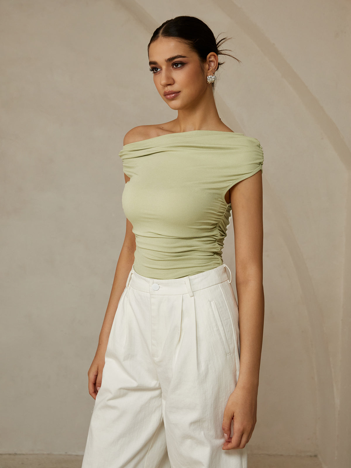 Aria – Camiseta sin mangas con cuello asimétrico para mujer
