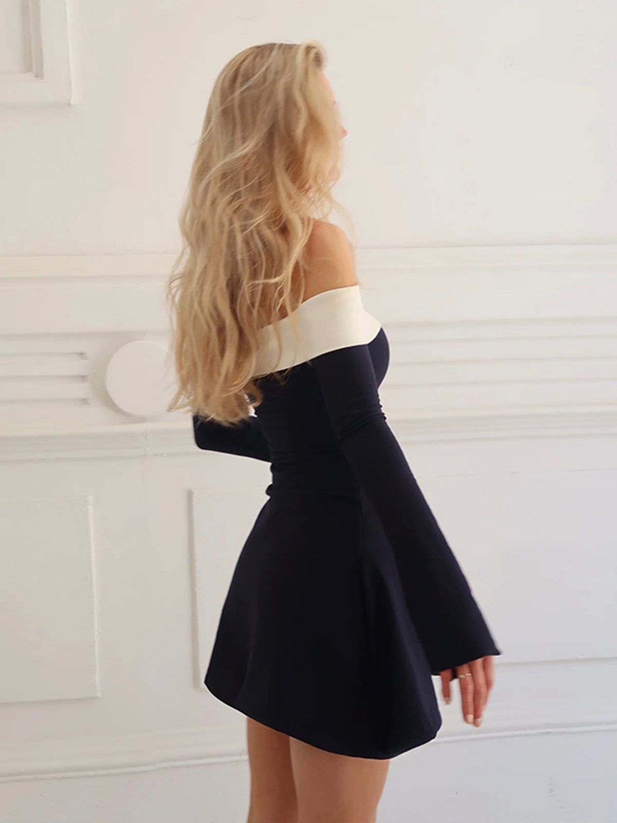 Valeria – Vestido corto de hombros descubiertos con mangas largas y bloques de color para mujer