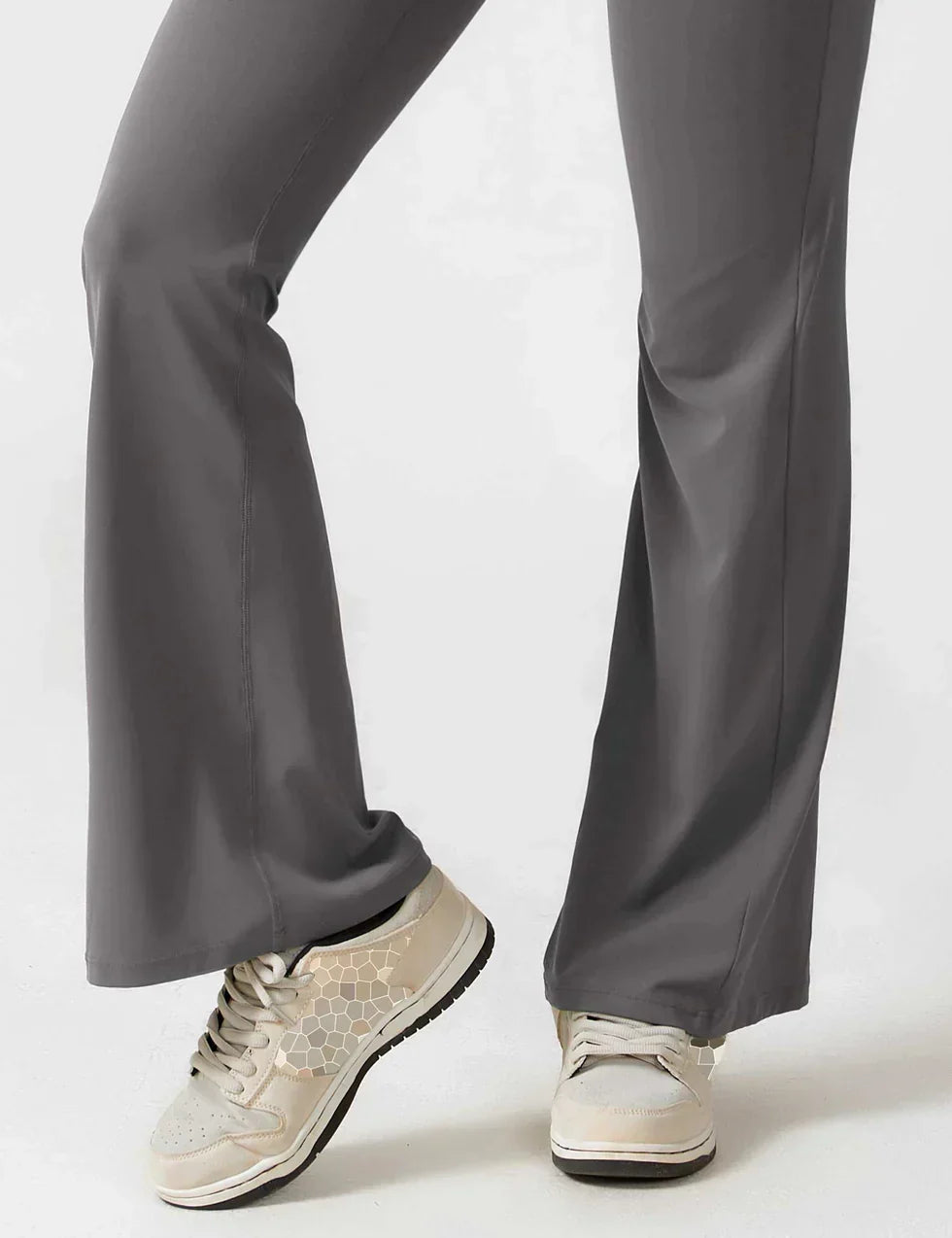 Elara – Mono elegante con espalda en V y pierna flare para mujer