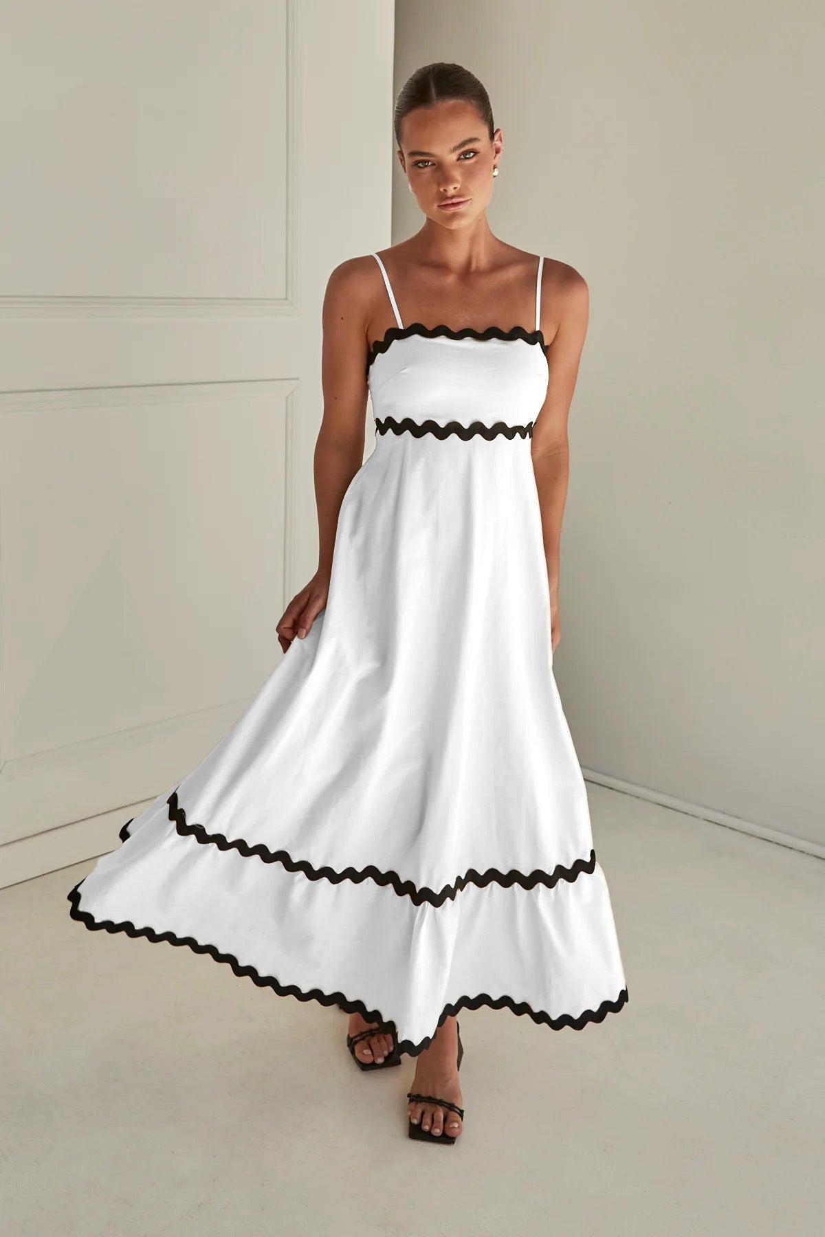 Mar - Vestido Largo de Tirantes Con Diseño de Ondas Color Combinado Playa Primavera Verano Para Mujer Blanco/Negro
