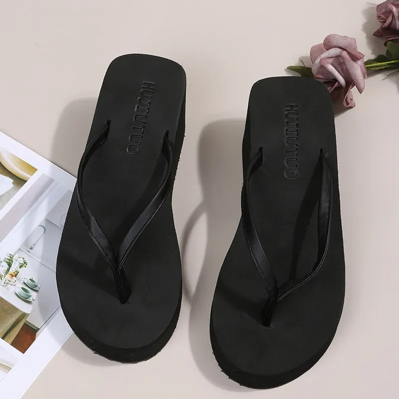 Chanclas de mujer con cuña y tira minimalista – SEVILIA