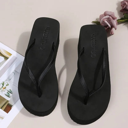 Chanclas de mujer con cuña y tira minimalista – SEVILIA