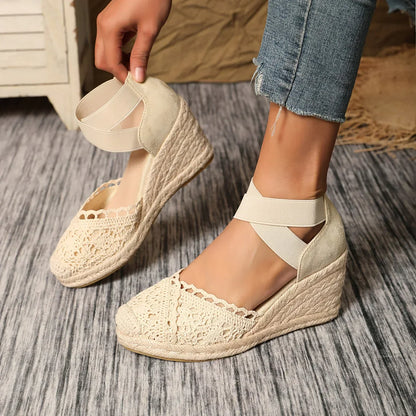 Verena – Zapatos de cuña para mujer con detalle de crochet y tira elástica en el tobillo
