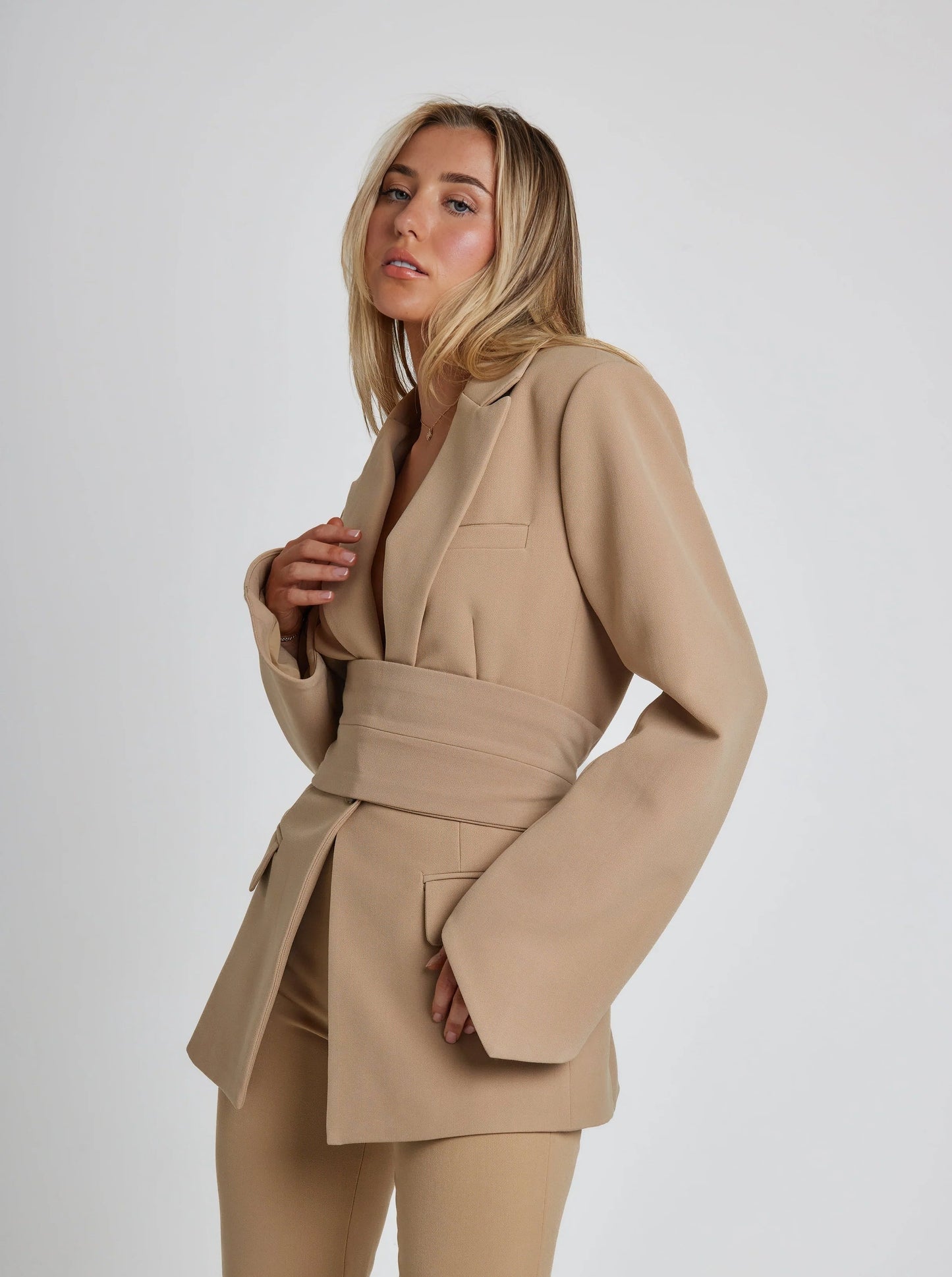 Blazer entallada con cinturón para mujer – CLAIRE