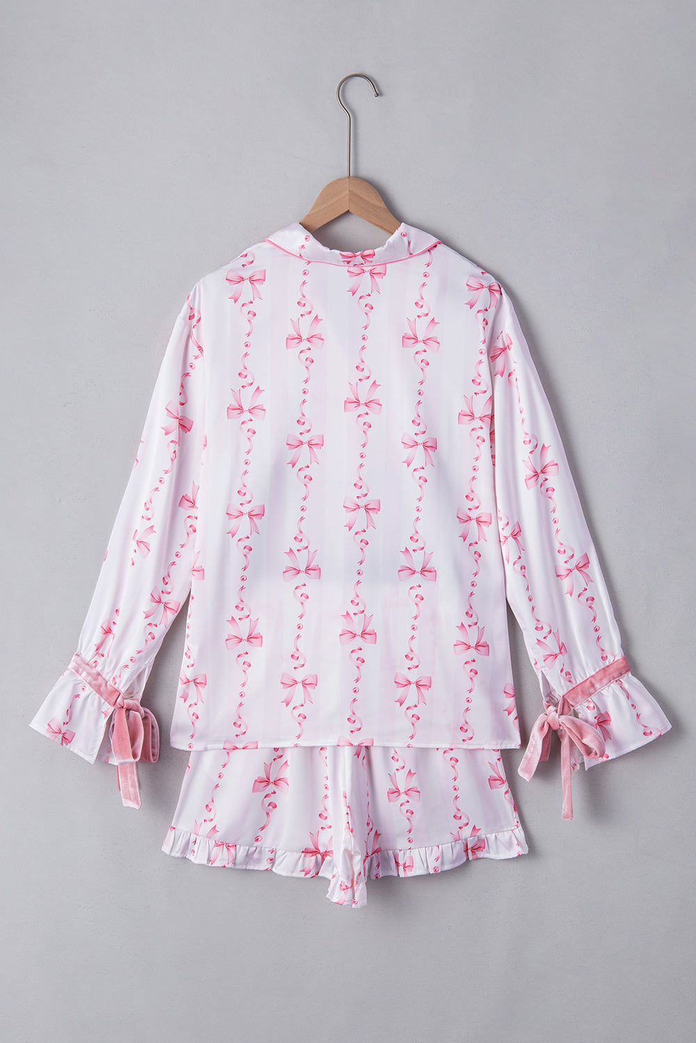 Pijama satinado elegante con lazos en las mangas – ÉLÉNA