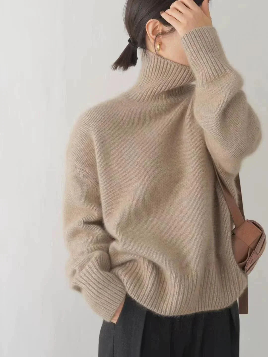 Jersey de cachemir con cuello alto y corte atemporal – VALÉRIA