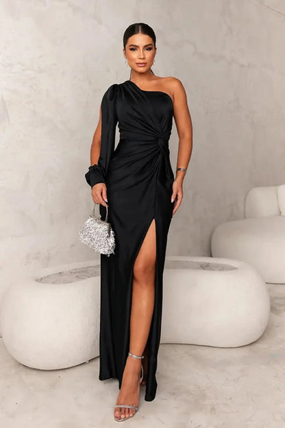 LUCINDA – Vestido maxi satinado de un hombro con drapeado elegante