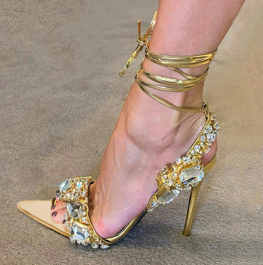 Trinidad - Sandalias Doradas de Tacón Fina con Pedrería Seleccionada y Punta Descubierta de Moda para Mujer