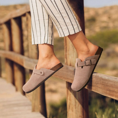 Sandalias tipo zueco en ante rosa con tacón cómodo – SUMARIA