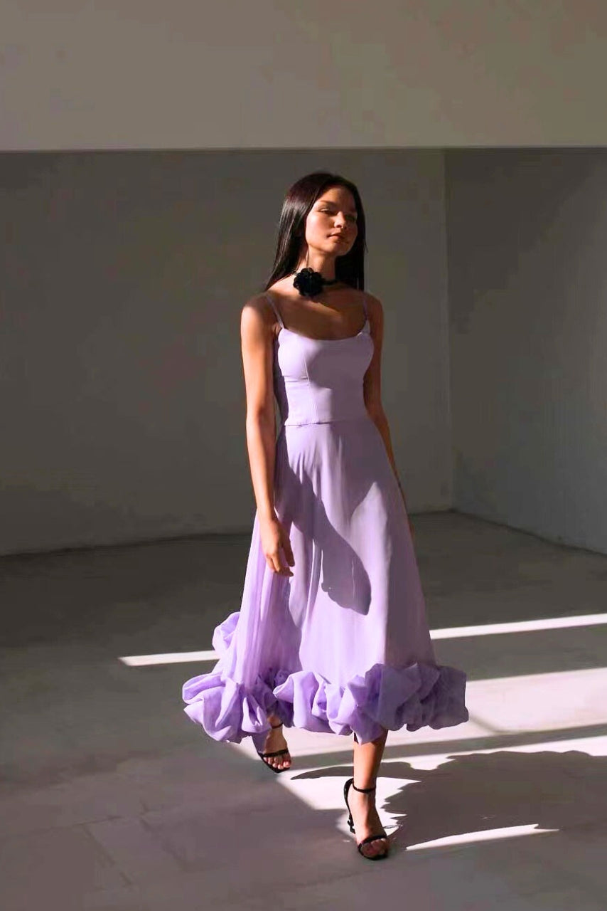 Vestido largo con volantes y escote en V – Alvéria