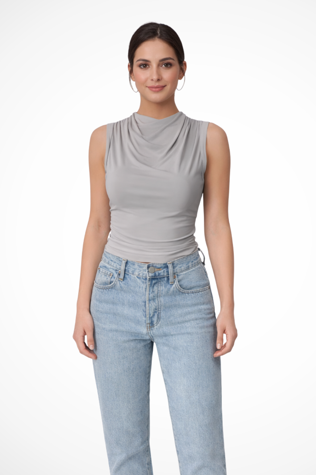 ELARA – Top sin mangas con cuello drapeado y peplum elegante