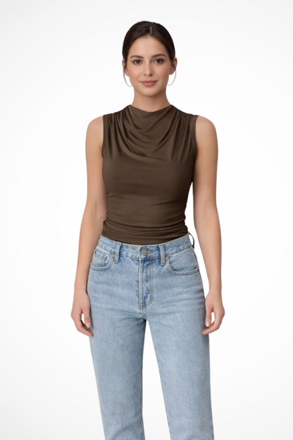 ELARA – Top sin mangas con cuello drapeado y peplum elegante
