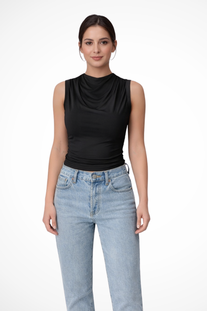 ELARA – Top sin mangas con cuello drapeado y peplum elegante