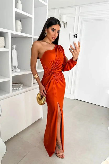 LUCINDA – Vestido maxi satinado de un hombro con drapeado elegante