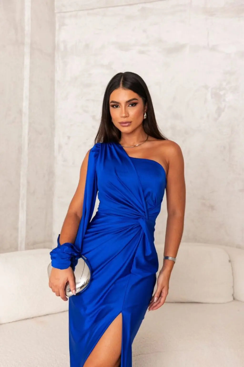 LUCINDA – Vestido maxi satinado de un hombro con drapeado elegante