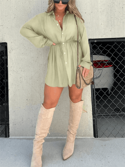Vestido satinado midi con escote cruzado y tirantes finos – LUNARIA