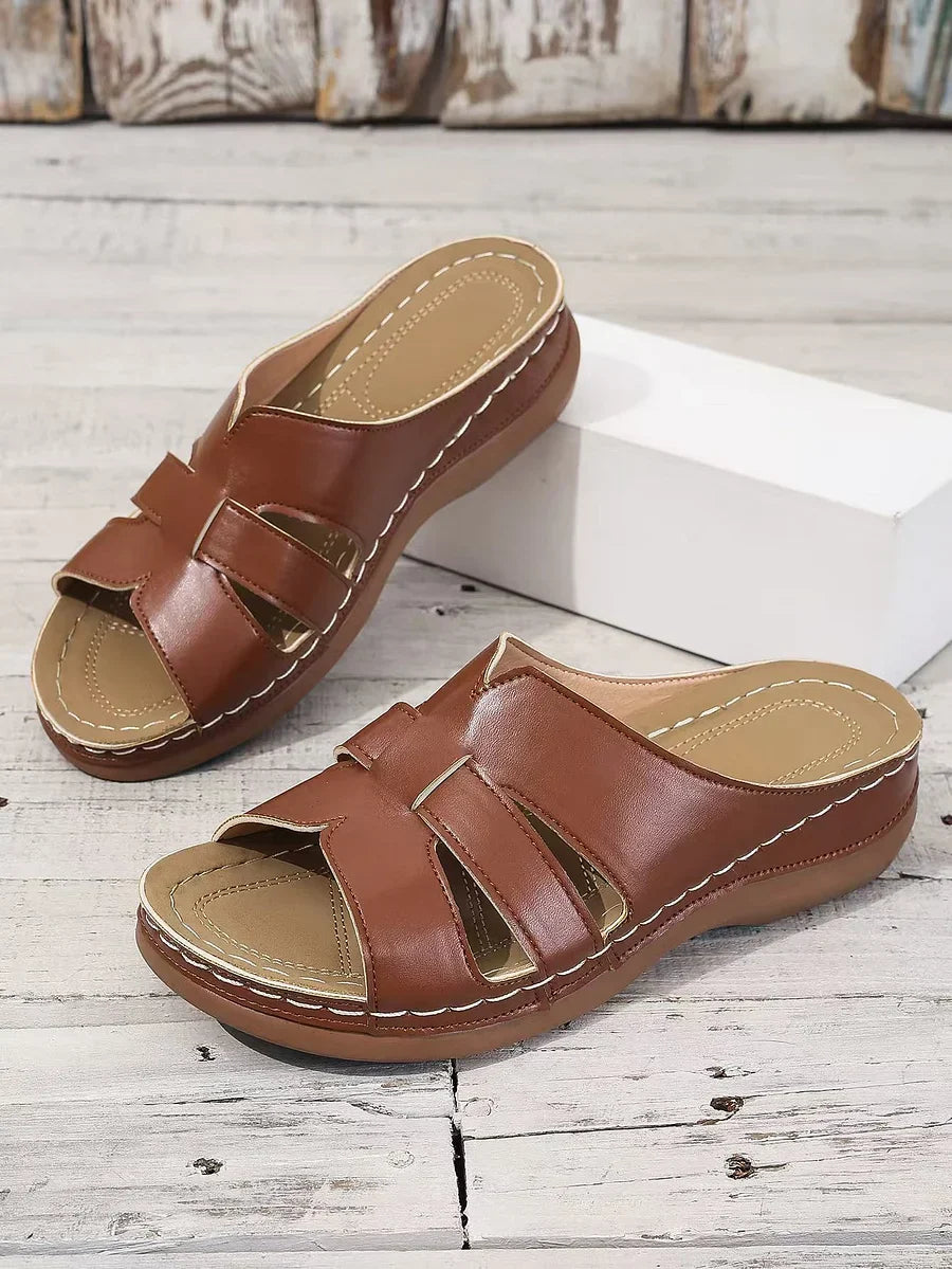 Sandalias planas con tira recortada y diseño cómodo para mujer – AUREA
