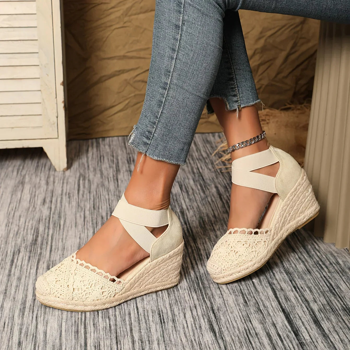 Verena – Zapatos de cuña para mujer con detalle de crochet y tira elástica en el tobillo
