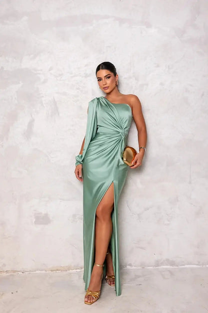 LUCINDA – Vestido maxi satinado de un hombro con drapeado elegante