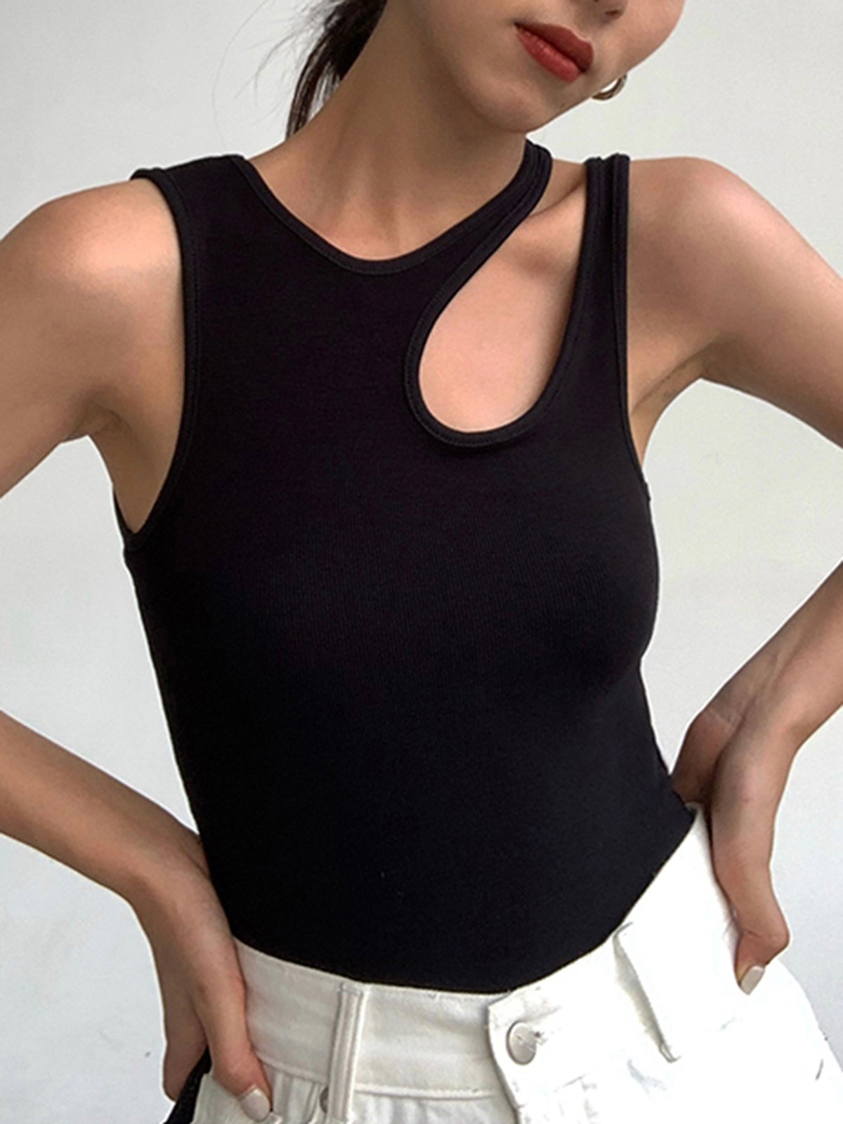 Aura – Top semitransparente sin mangas con aberturas decorativas para mujer