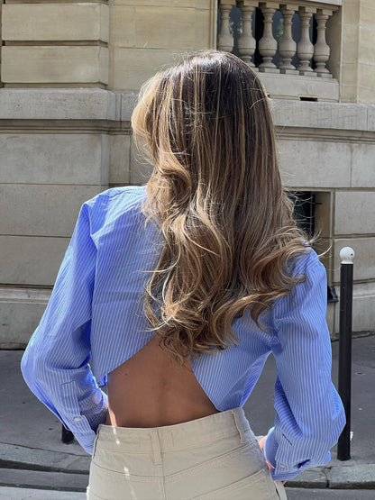 Celestia – Camisa crop con espalda abierta y rayas finas para mujer