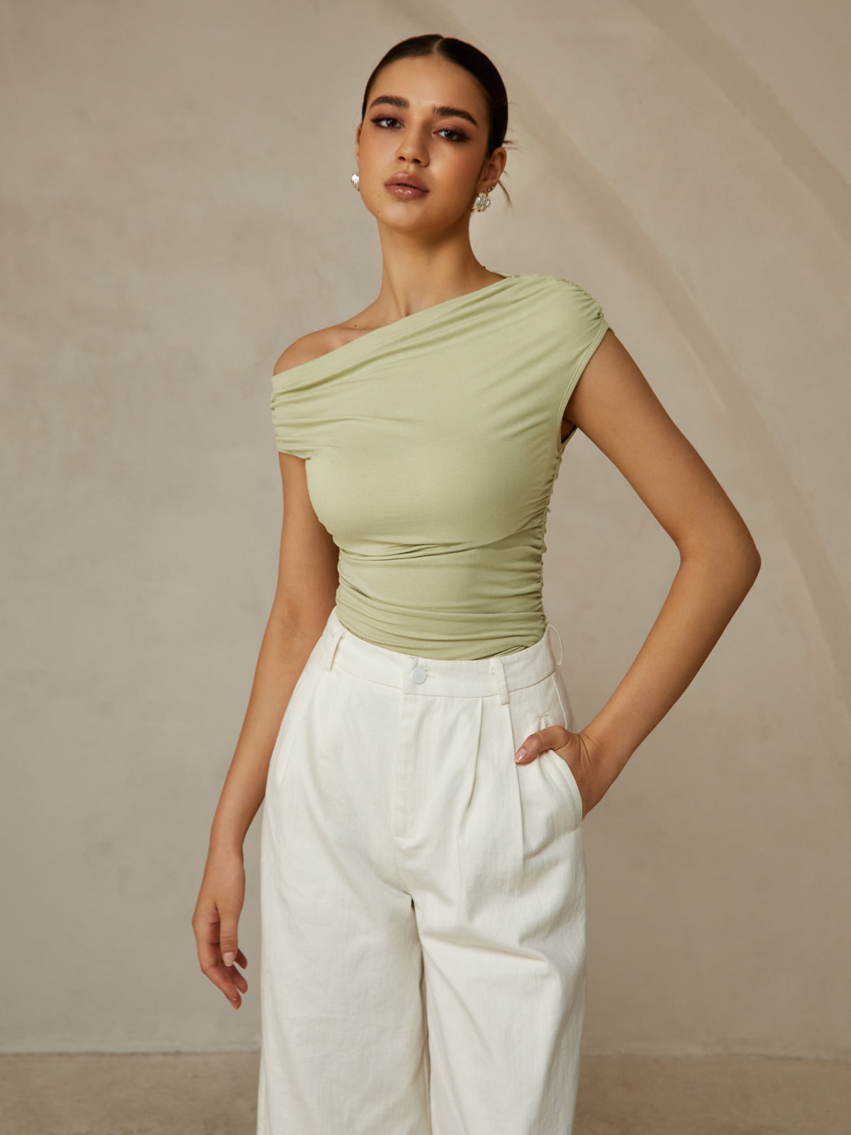 Aria – Camiseta sin mangas con cuello asimétrico para mujer