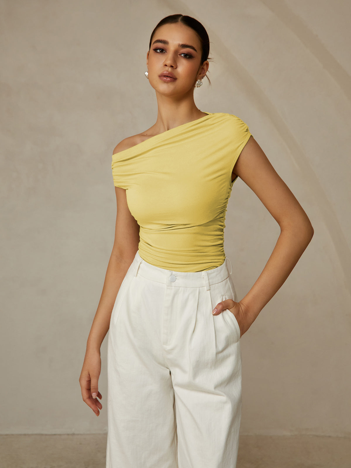 Aria – Camiseta sin mangas con cuello asimétrico para mujer