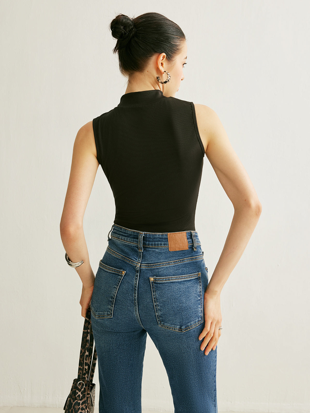 Celina – Top de cuello alto con abertura decorativa para mujer