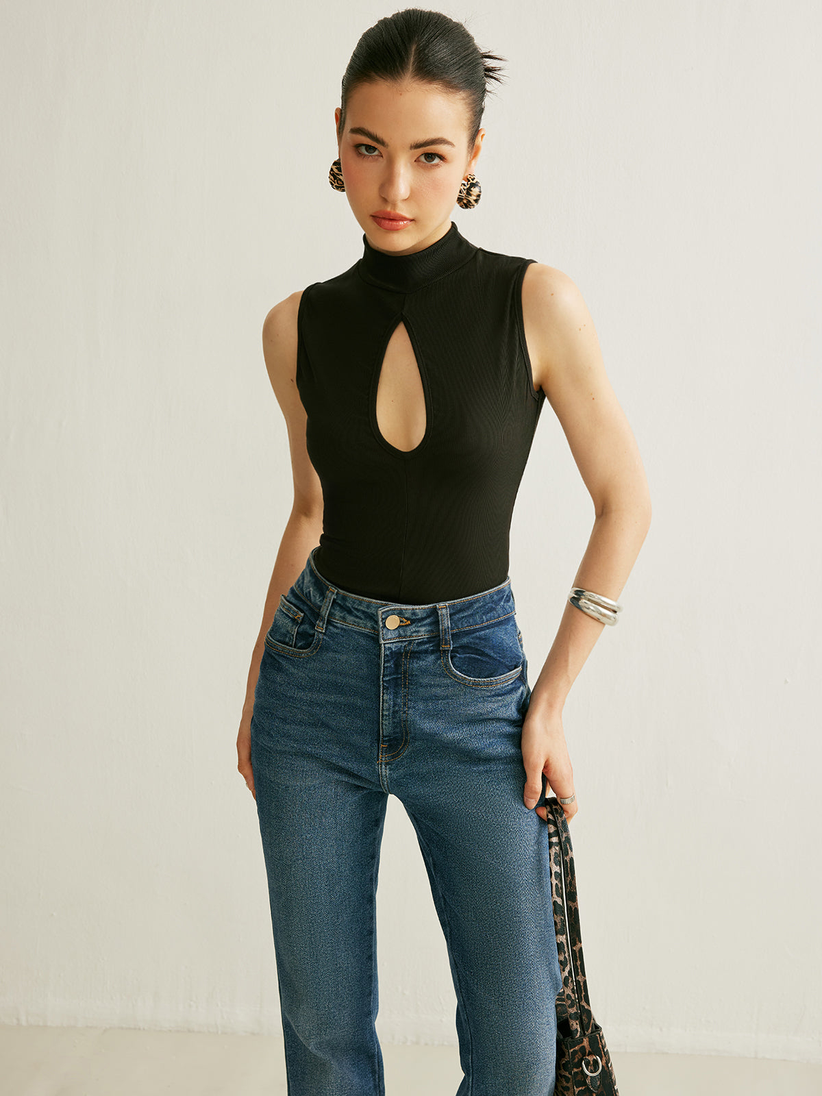 Celina – Top de cuello alto con abertura decorativa para mujer
