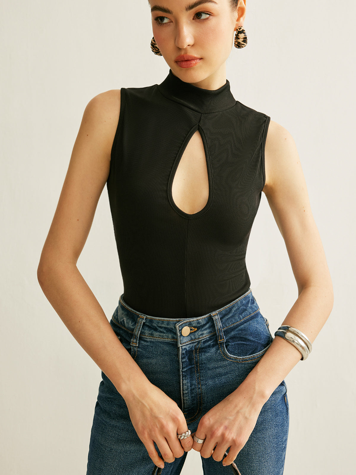 Celina – Top de cuello alto con abertura decorativa para mujer
