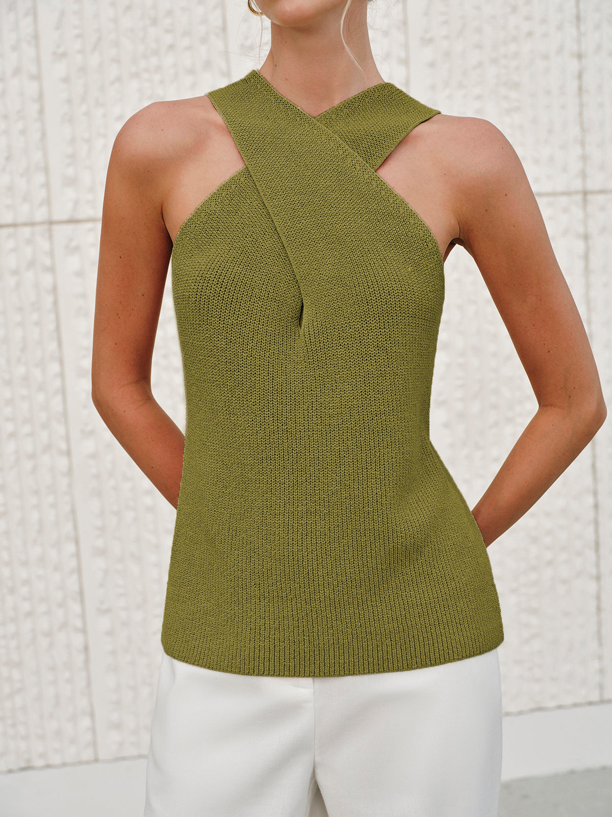 Top sin mangas con cuello halter cruzado – ARIA