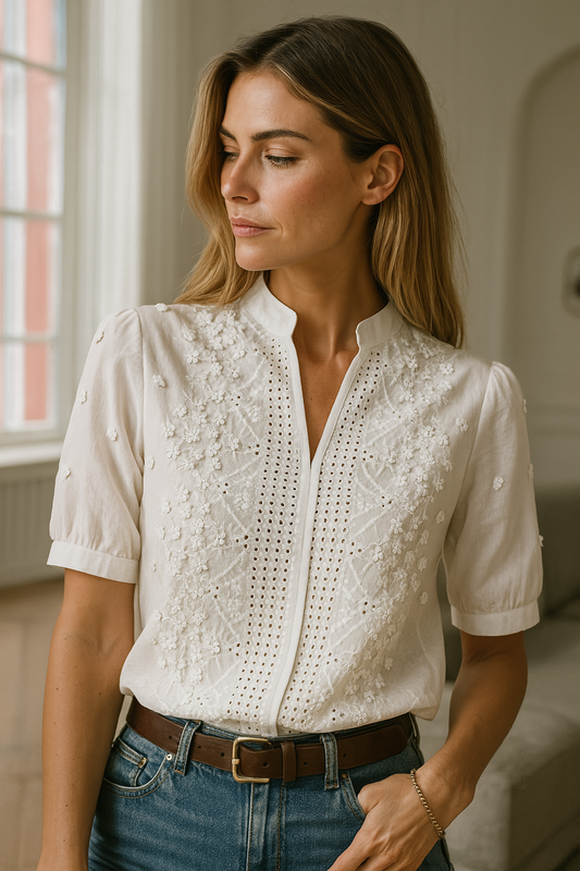 Lunara – Top bordado con cuello alzado y escote en V para mujer