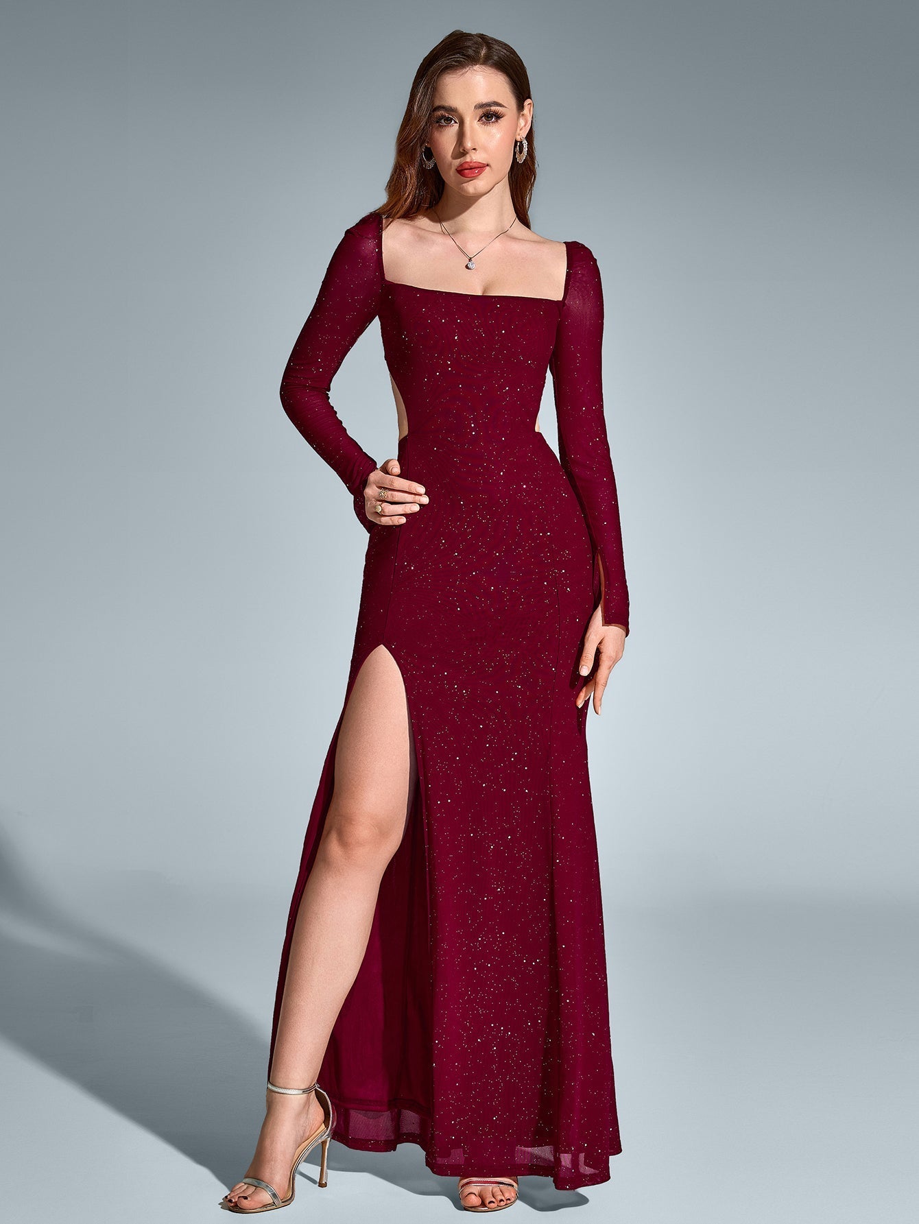 Luz de Gala – Vestido largo con brillo, espalda descubierta y apertura alta para mujer