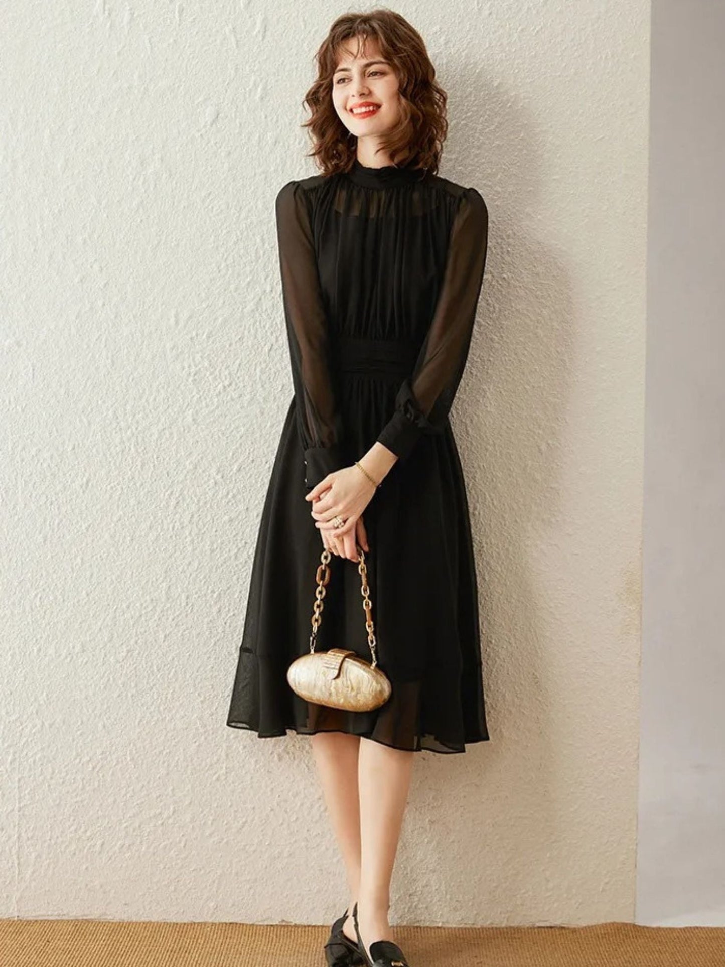 Vestido midi con cuello alto y mangas transparentes – ABRIL