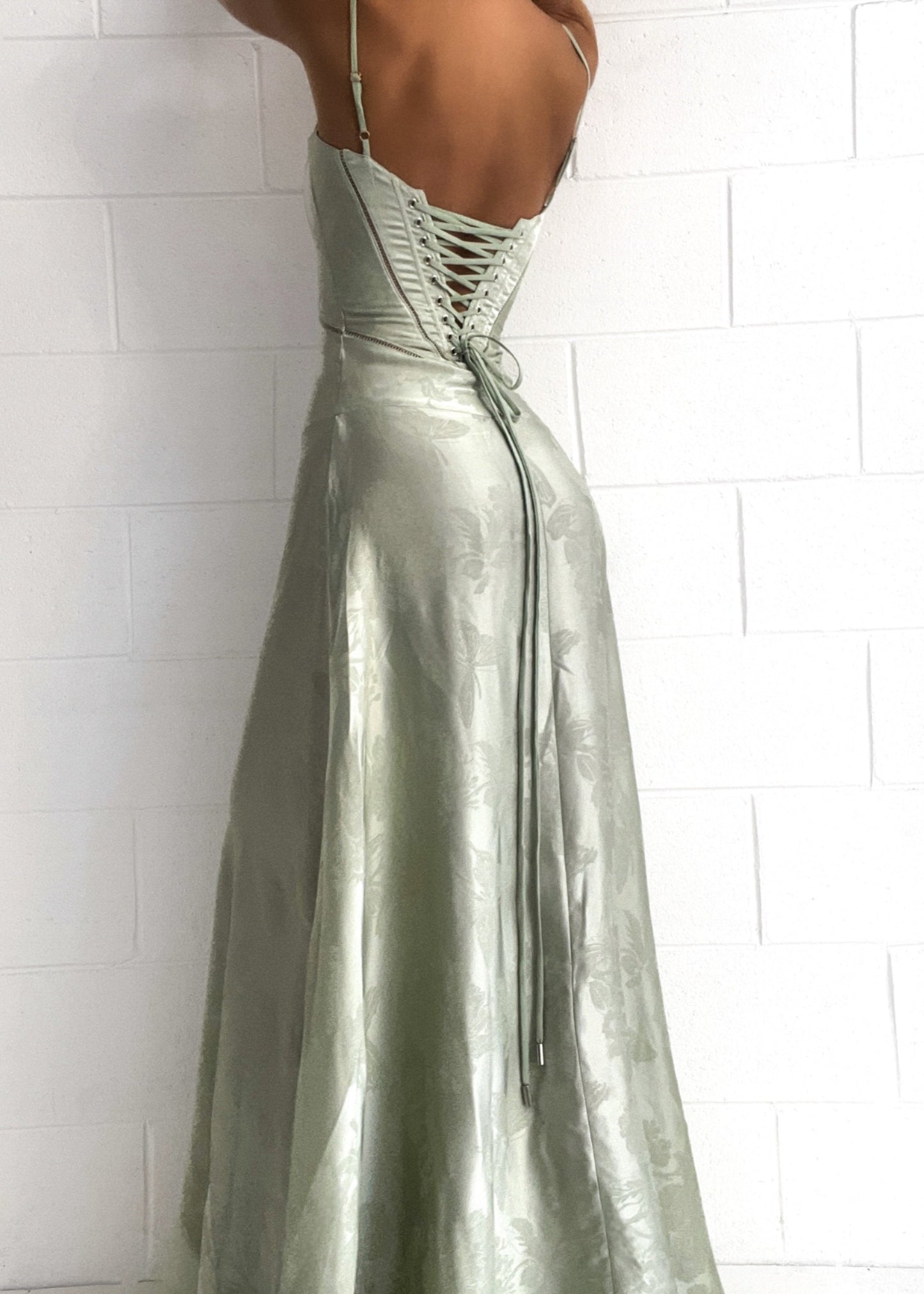 AMARANTE – Vestido maxi satinado de tirantes finos con corte en A