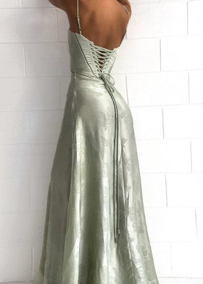 AMARANTE – Vestido maxi satinado de tirantes finos con corte en A