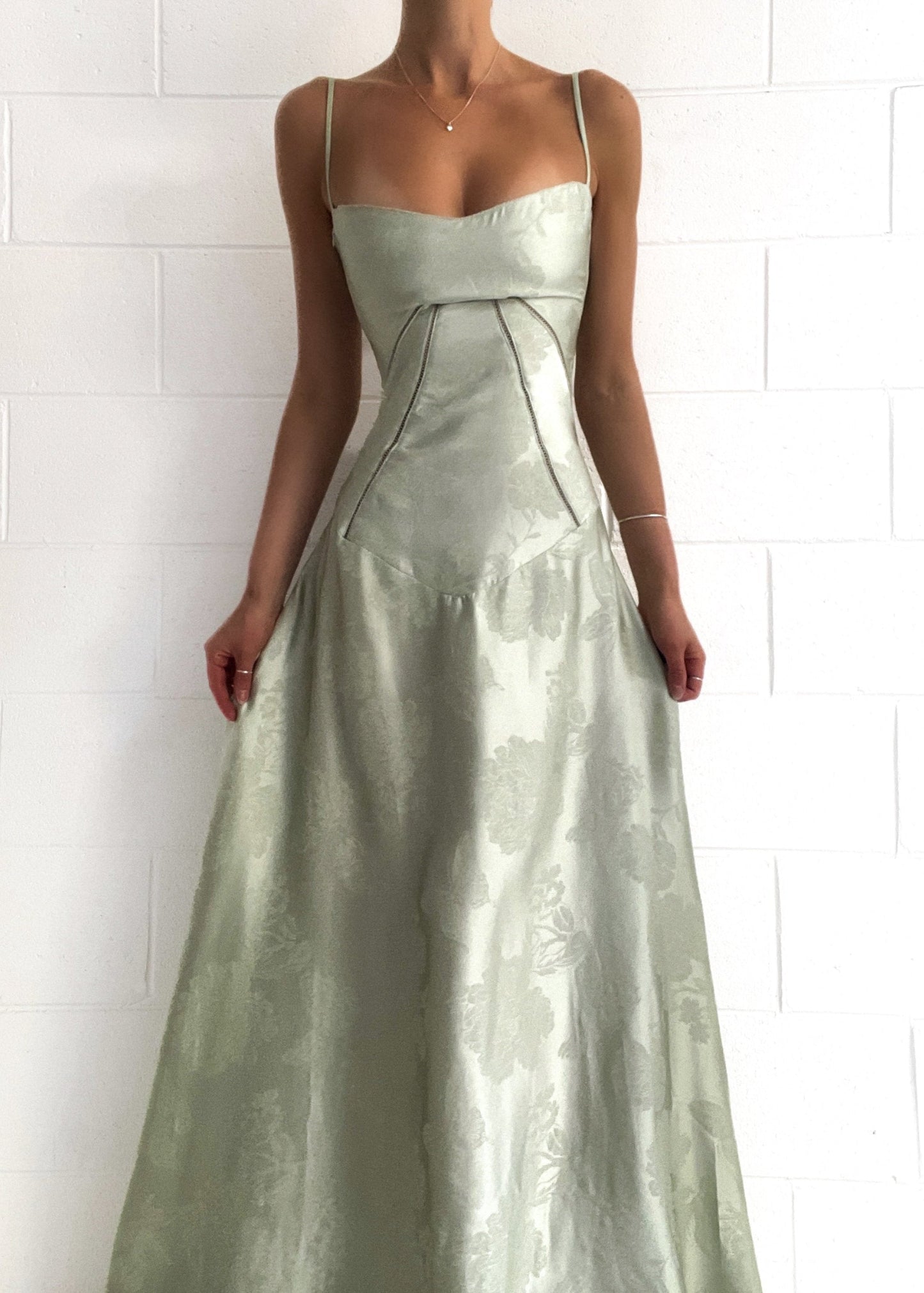 AMARANTE – Vestido maxi satinado de tirantes finos con corte en A