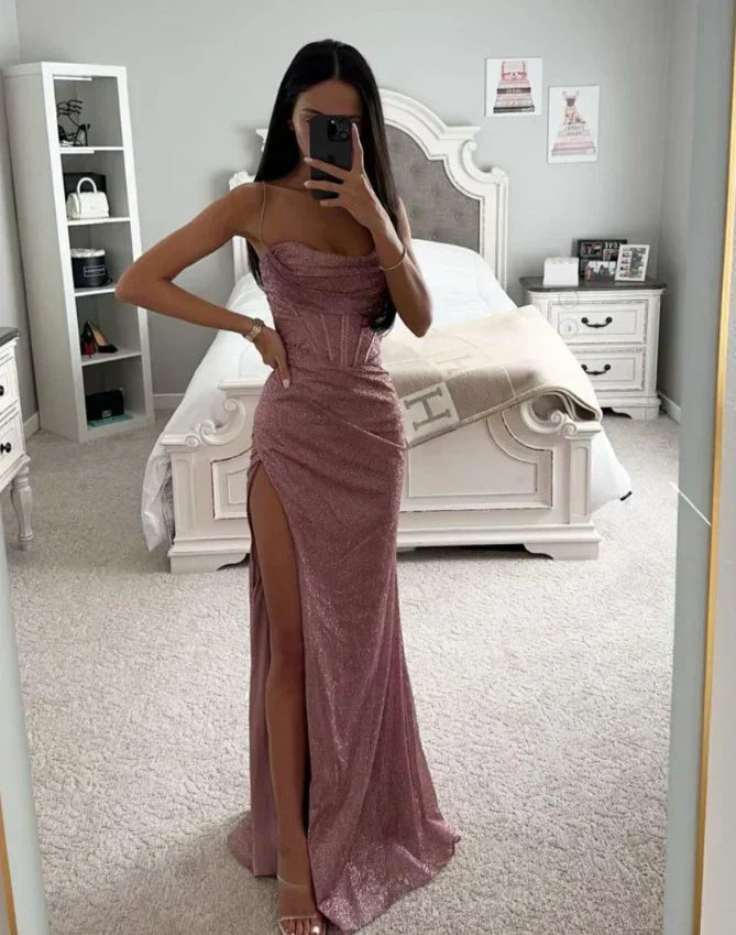Vestido de noche con abertura lateral y escote corazón – SABRYNA