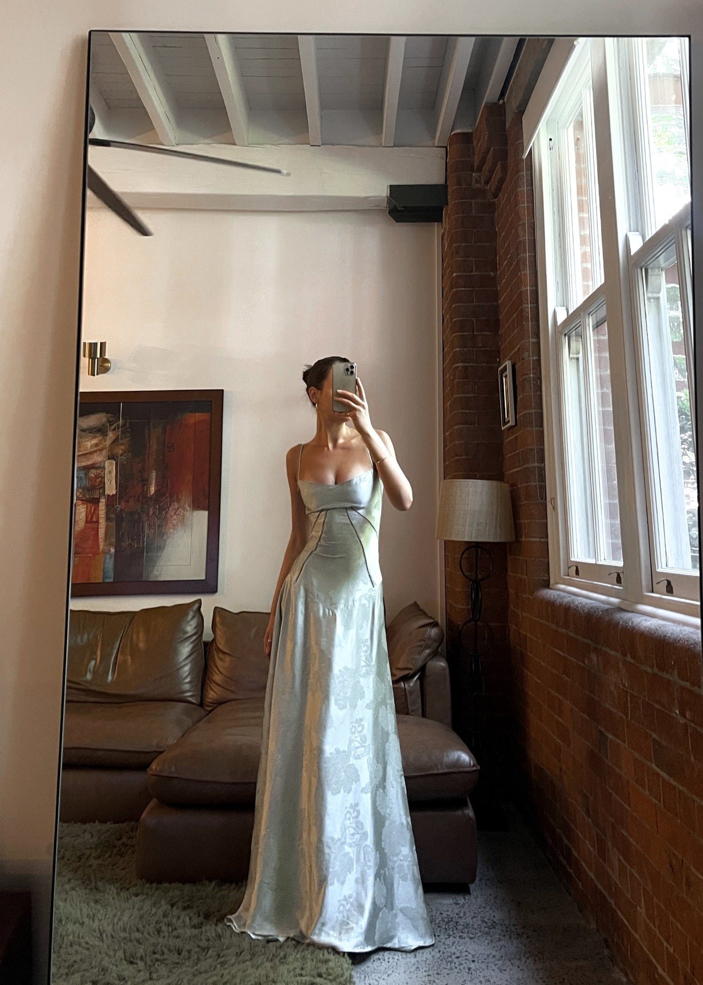 AMARANTE – Vestido maxi satinado de tirantes finos con corte en A