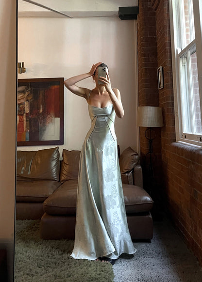 AMARANTE – Vestido maxi satinado de tirantes finos con corte en A