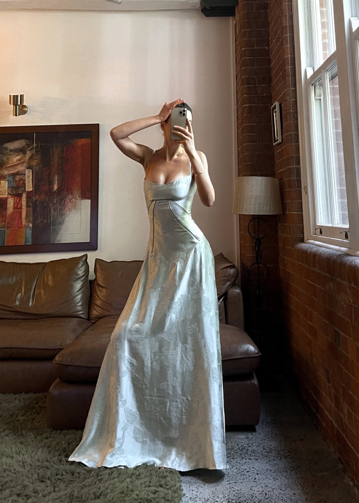 AMARANTE – Vestido maxi satinado de tirantes finos con corte en A
