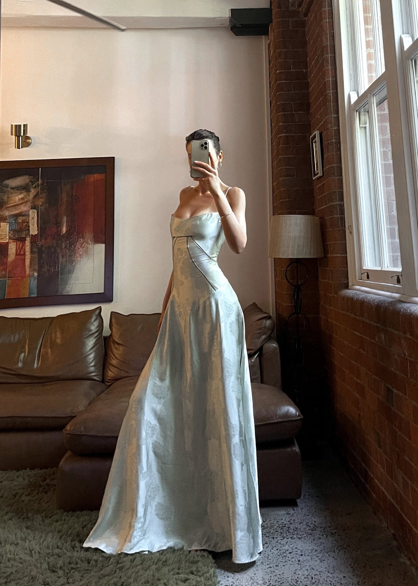 AMARANTE – Vestido maxi satinado de tirantes finos con corte en A