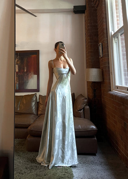 AMARANTE – Vestido maxi satinado de tirantes finos con corte en A