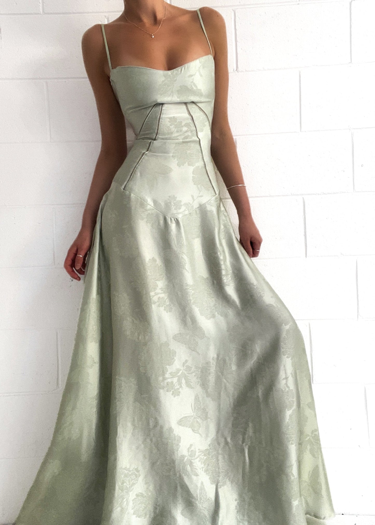 AMARANTE – Vestido maxi satinado de tirantes finos con corte en A