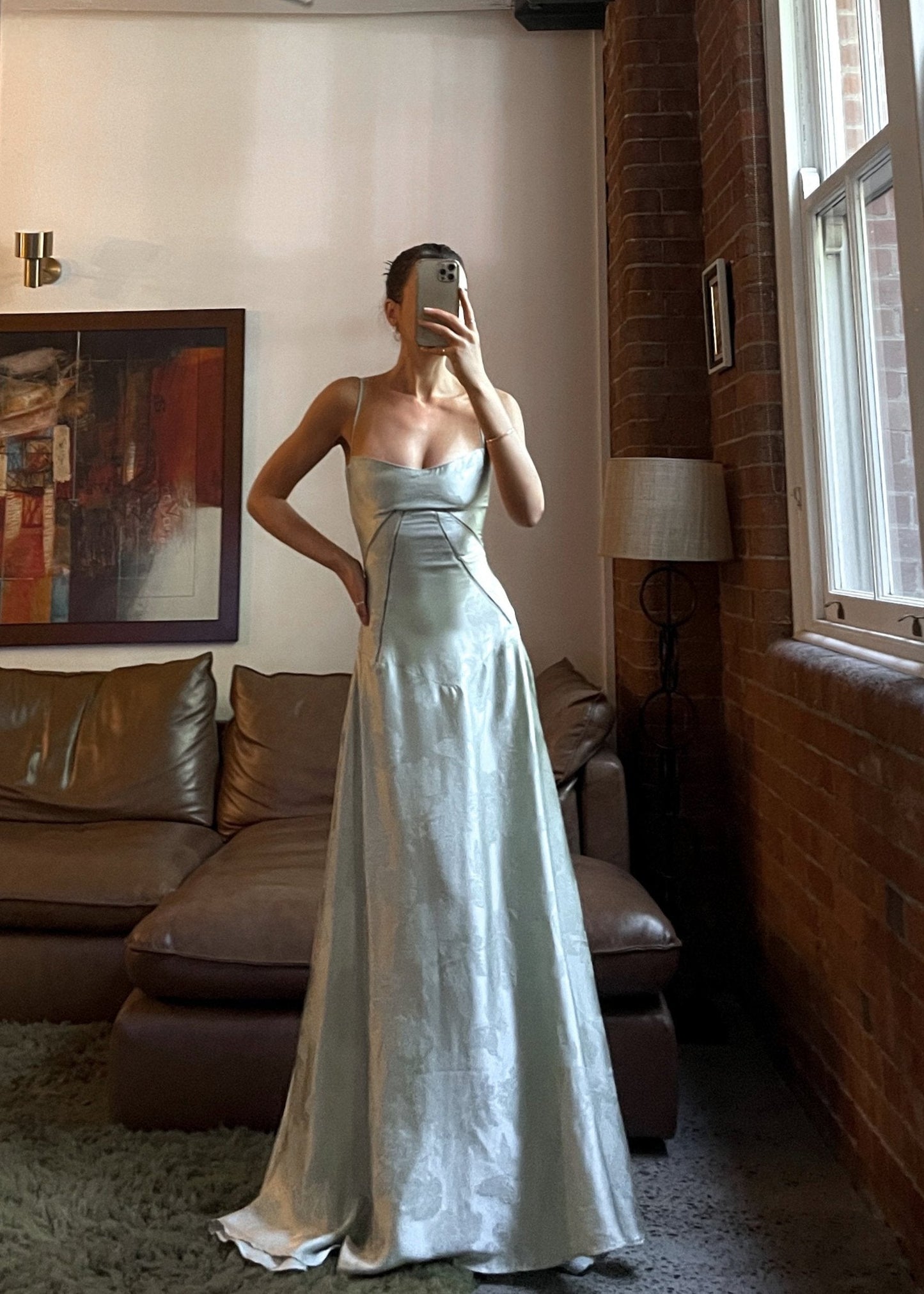 AMARANTE – Vestido maxi satinado de tirantes finos con corte en A
