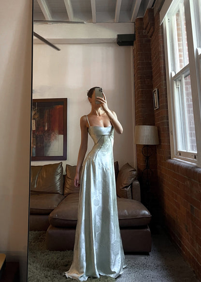 AMARANTE – Vestido maxi satinado de tirantes finos con corte en A