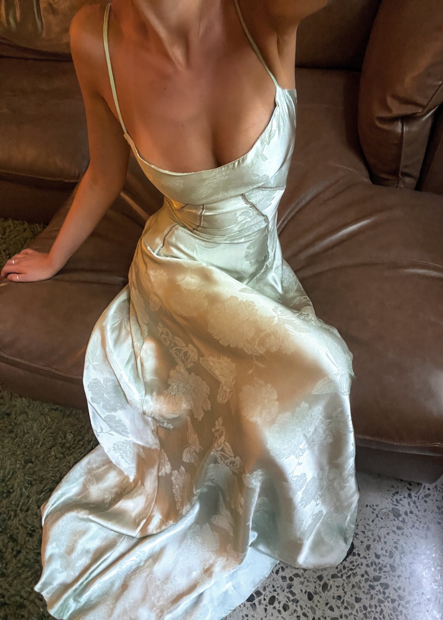 AMARANTE – Vestido maxi satinado de tirantes finos con corte en A