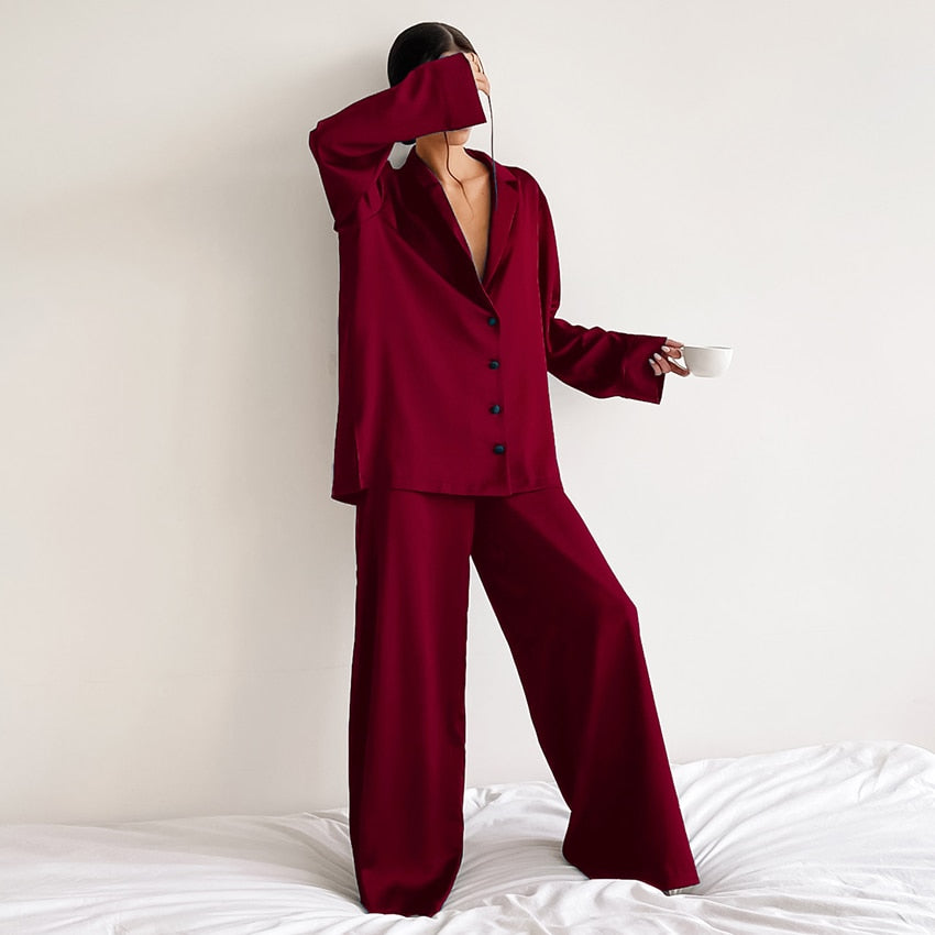 Pijama satinado oversize de dos piezas para mujer – BELLE