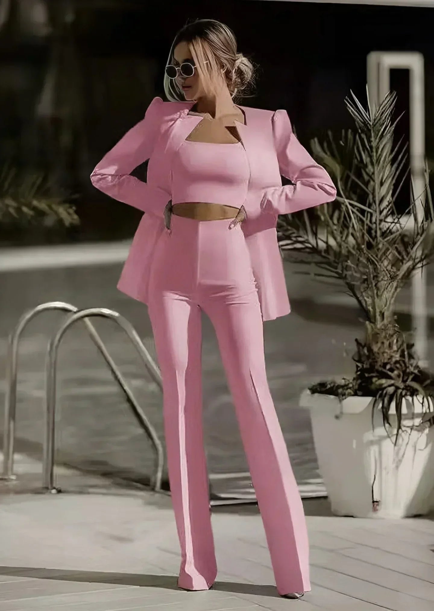 KARI – Conjunto moderno de blazer entallado y pantalón acampanado para mujer